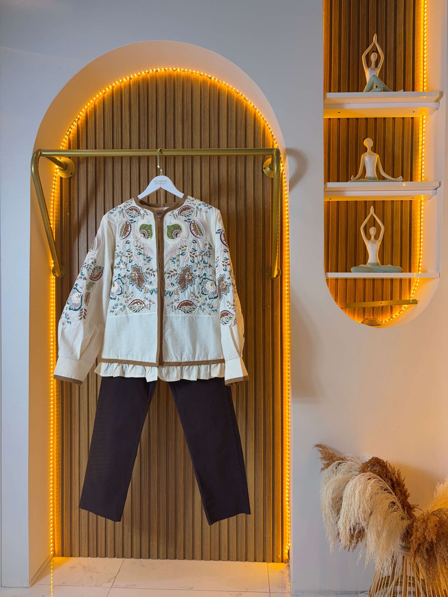 İşlemeli-Pullu Krem Kadın Ceket