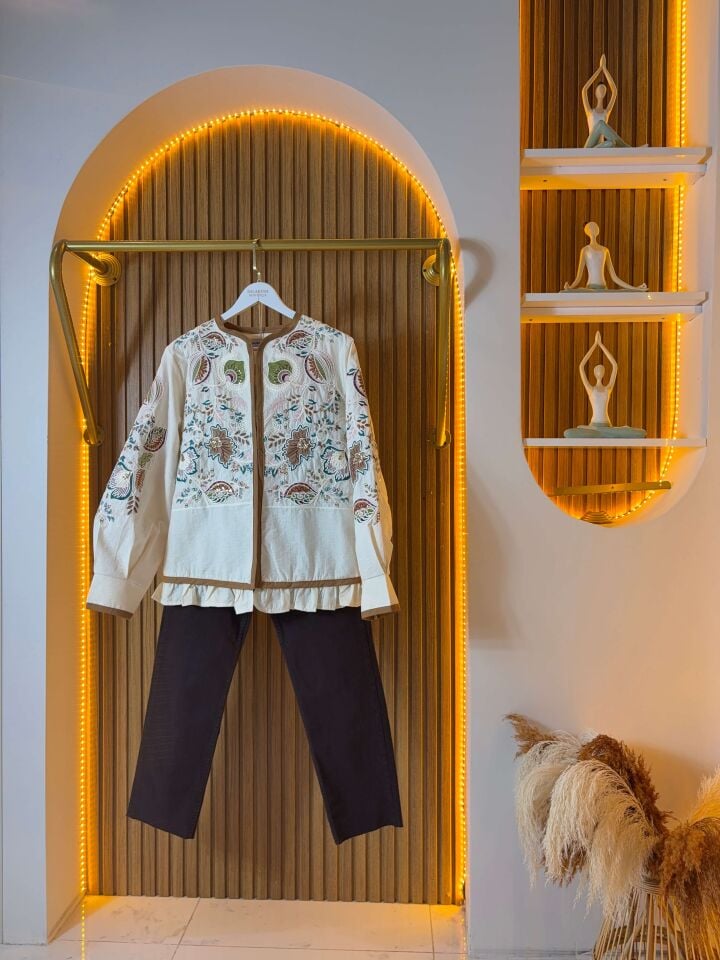 İşlemeli-Pullu Krem Kadın Ceket