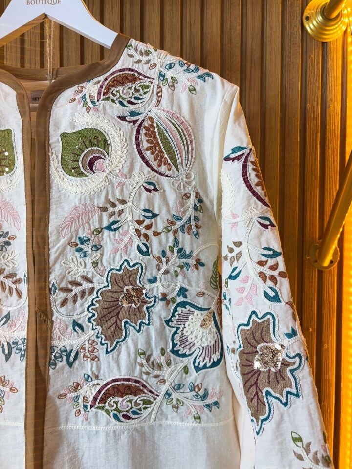 İşlemeli-Pullu Krem Kadın Ceket