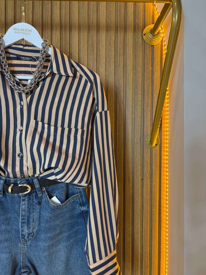Kahve ve Lacivert Çizgili Kadın Gömlek – Şık ve Rahat Tasarım