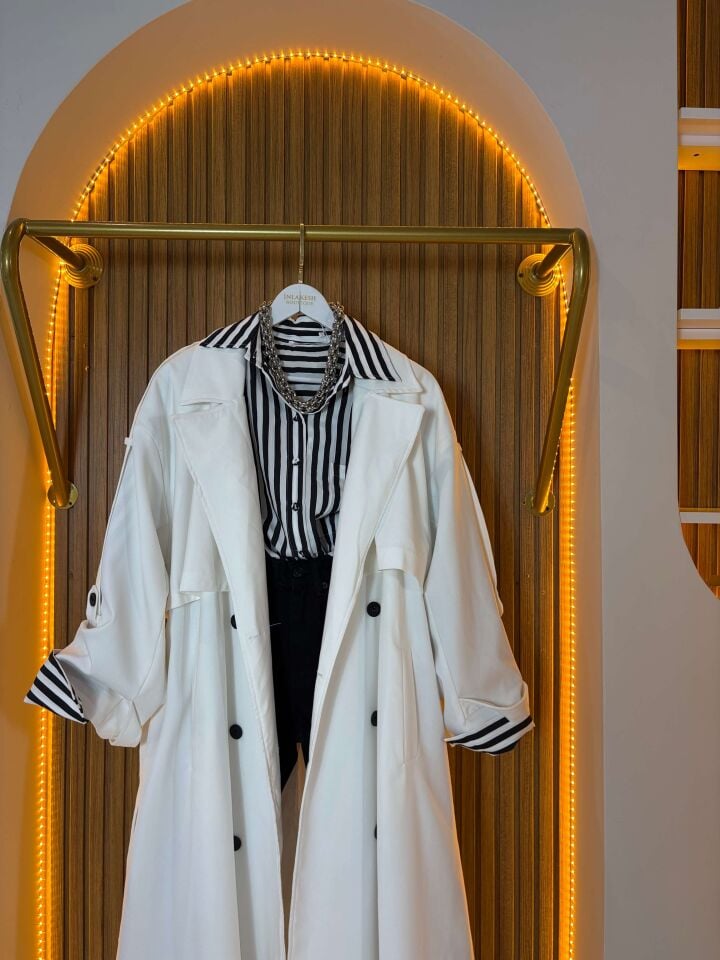 Siyah Beyaz Çizgili Kadın Gömlek – Klasik ve Modern Stil