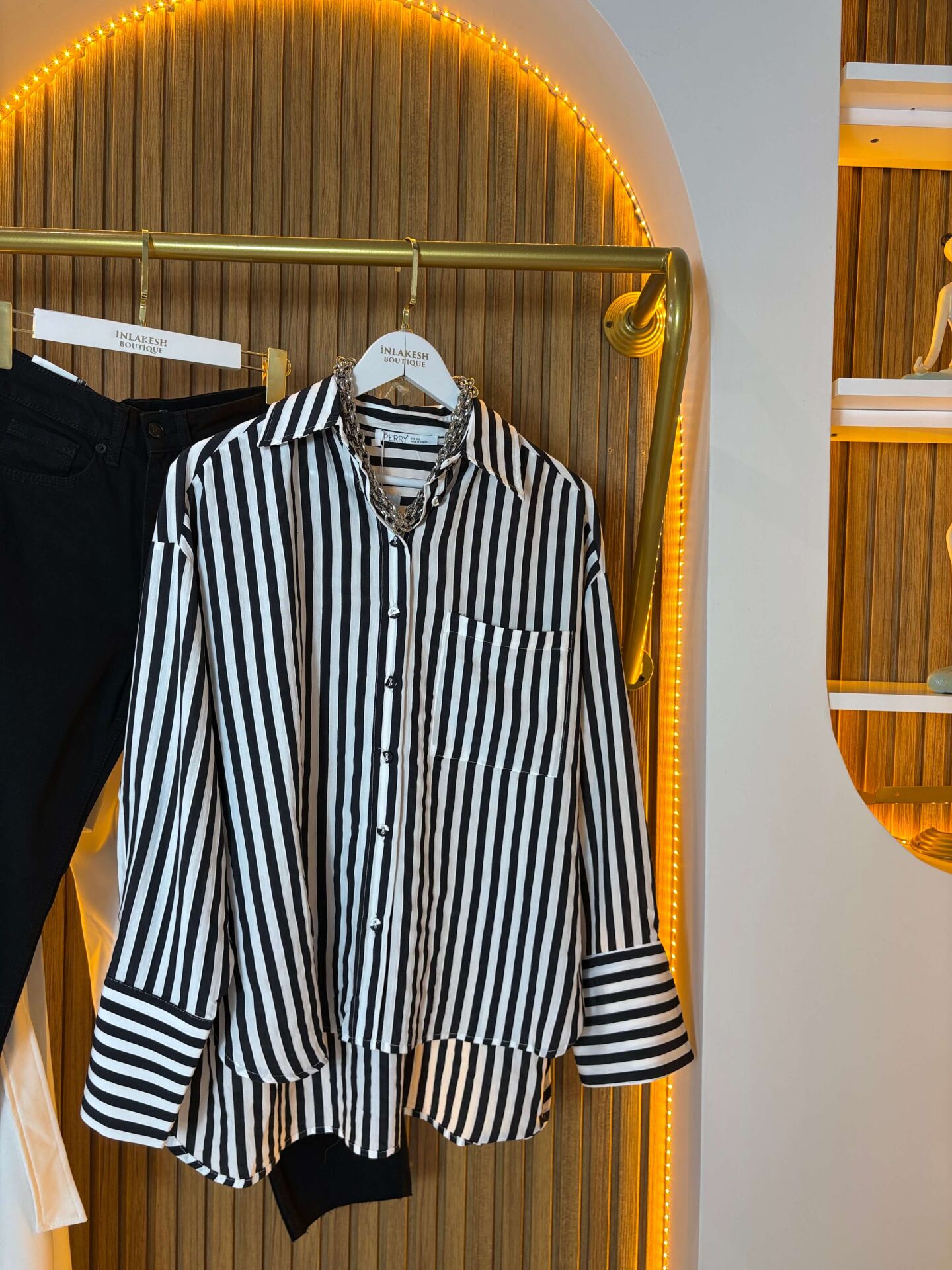 Siyah Beyaz Çizgili Kadın Gömlek – Klasik ve Modern Stil