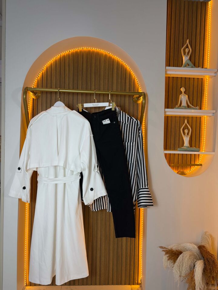 Beyaz Kadın Trençkot – Şık ve Zamansız Dış Giyim