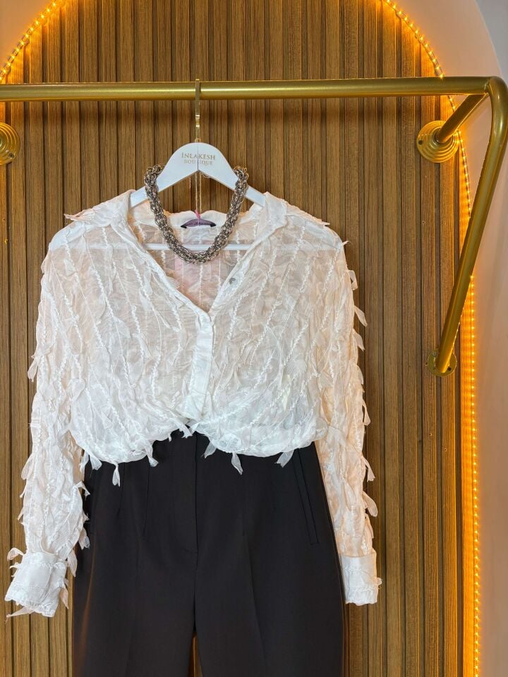 Beyaz Desenli Şifon Gömlek – Uzun Kollu Şık Model