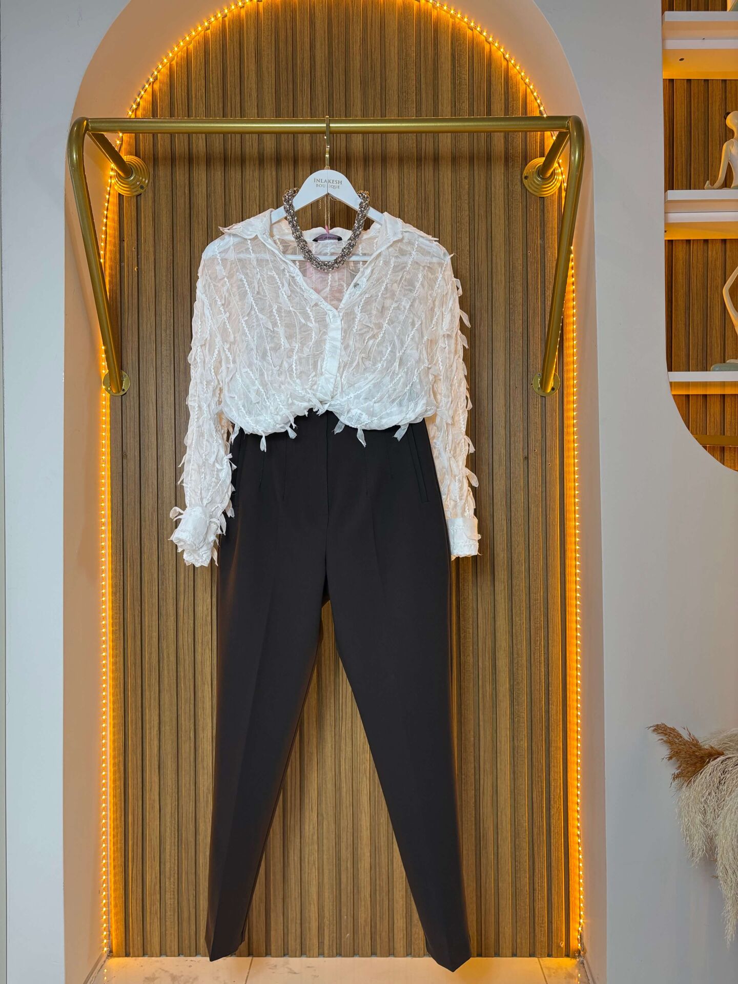 Beyaz Desenli Şifon Gömlek – Uzun Kollu Şık Model