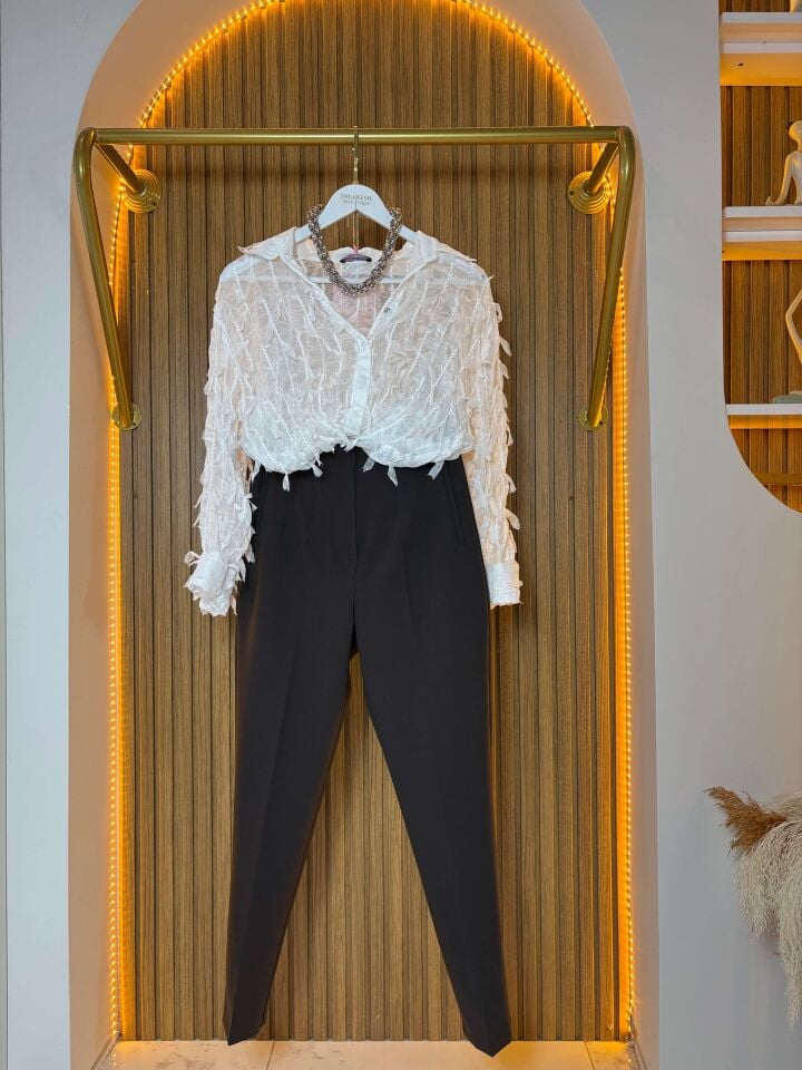 Beyaz Desenli Şifon Gömlek – Uzun Kollu Şık Model