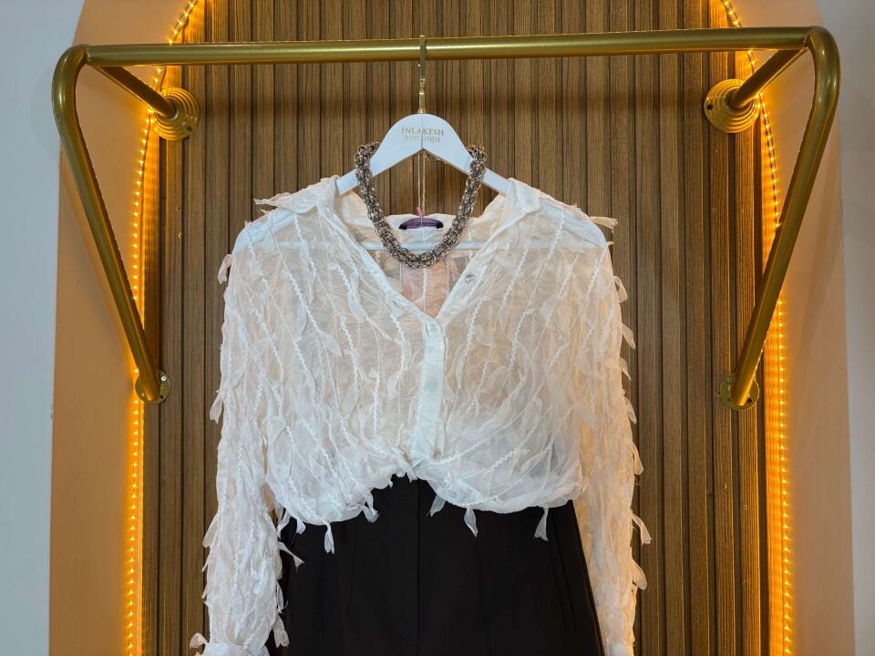 Beyaz Desenli Şifon Gömlek – Uzun Kollu Şık Model