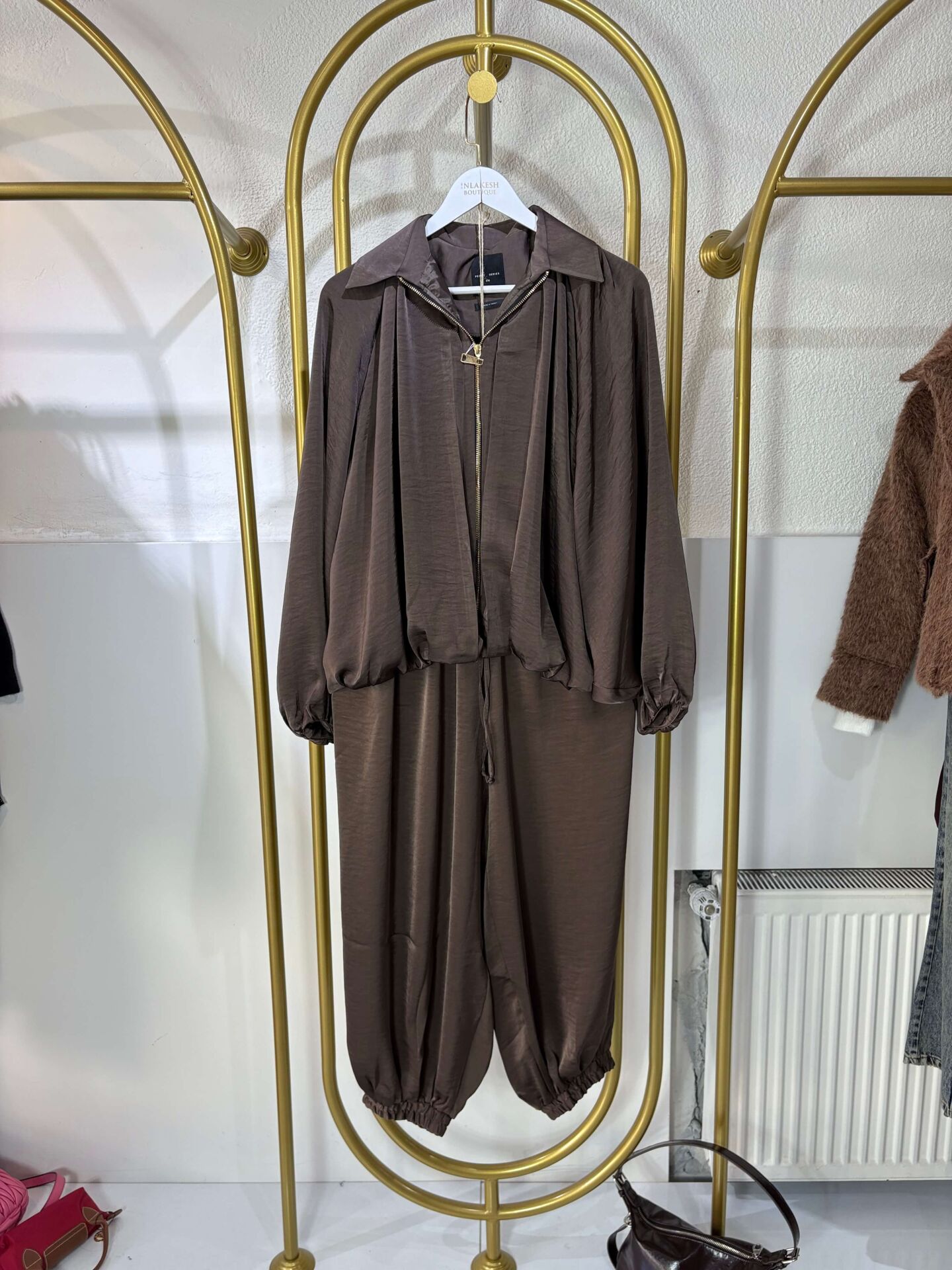 Kahverengi Saten Oversize Eşofman Takım – Şık ve Rahat Günlük Kombin