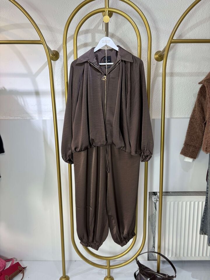 Kahverengi Saten Oversize Eşofman Takım – Şık ve Rahat Günlük Kombin