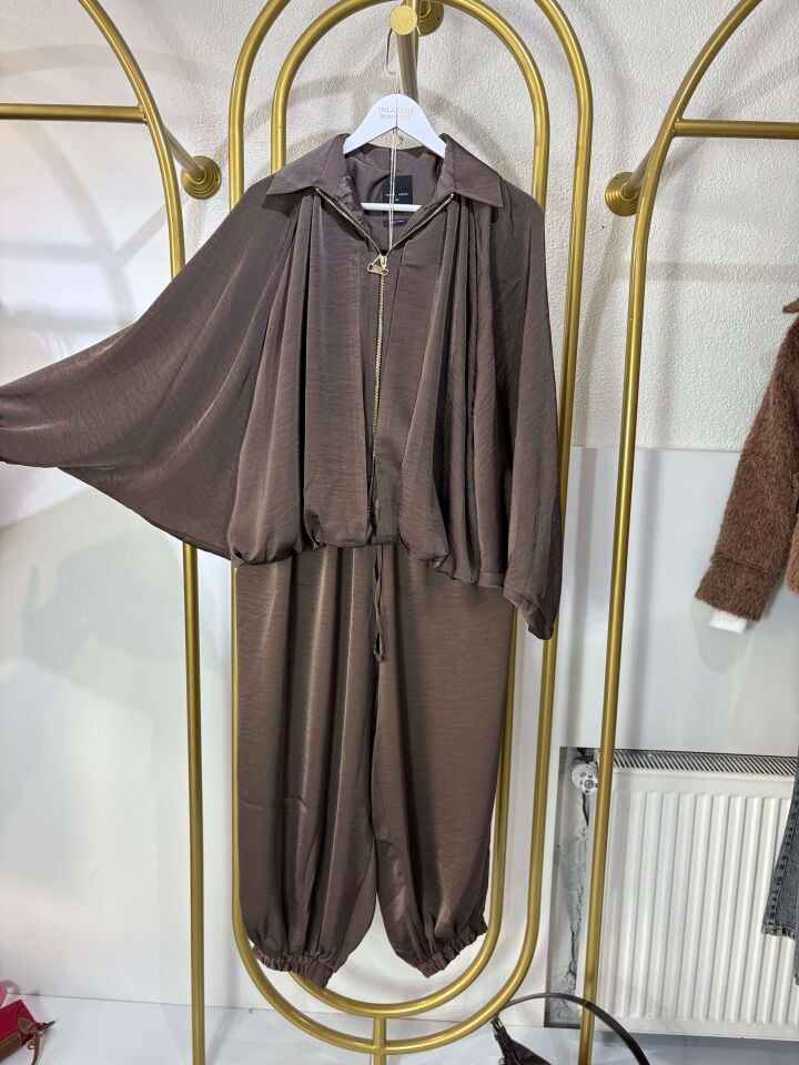 Kahverengi Saten Oversize Eşofman Takım – Şık ve Rahat Günlük Kombin