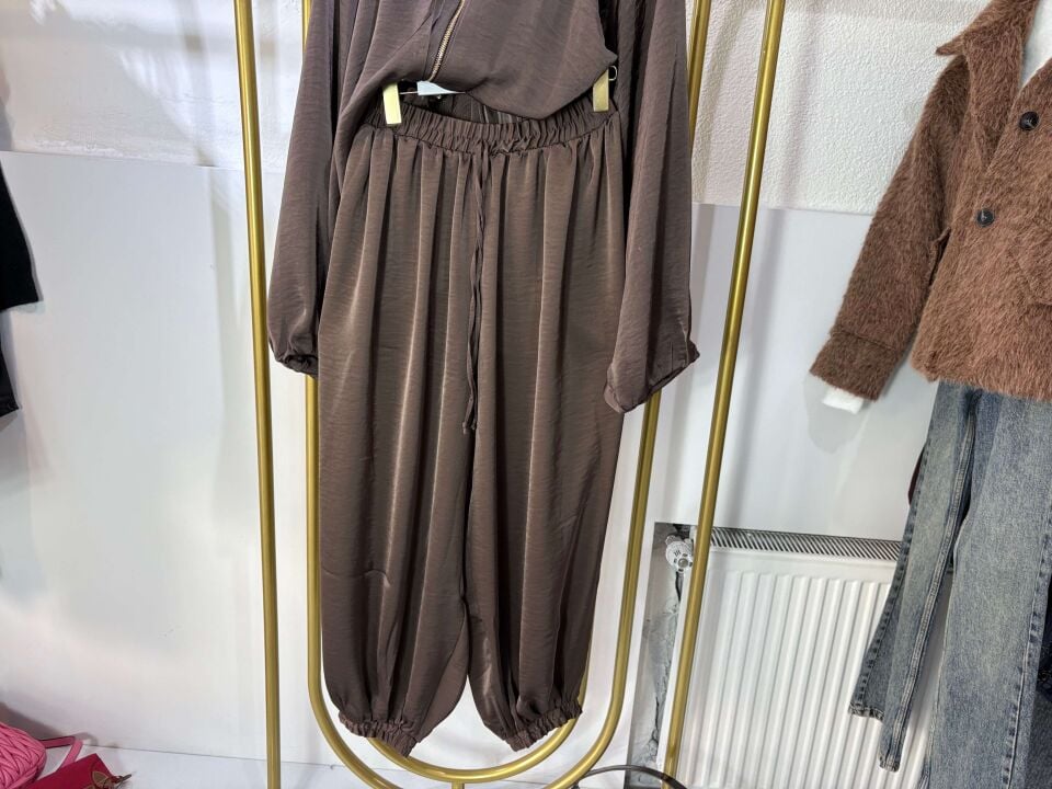 Kahverengi Saten Oversize Eşofman Takım – Şık ve Rahat Günlük Kombin