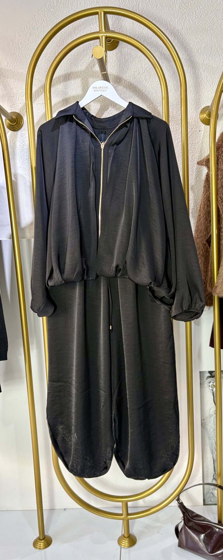 Siyah Saten Oversize Eşofman Takım – Şık ve Rahat Günlük Kombin