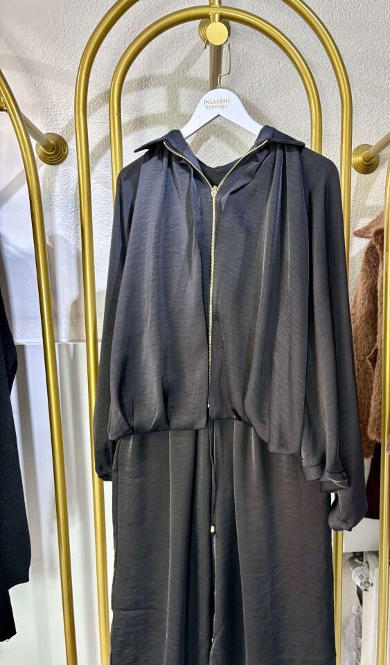 Siyah Saten Oversize Eşofman Takım – Şık ve Rahat Günlük Kombin