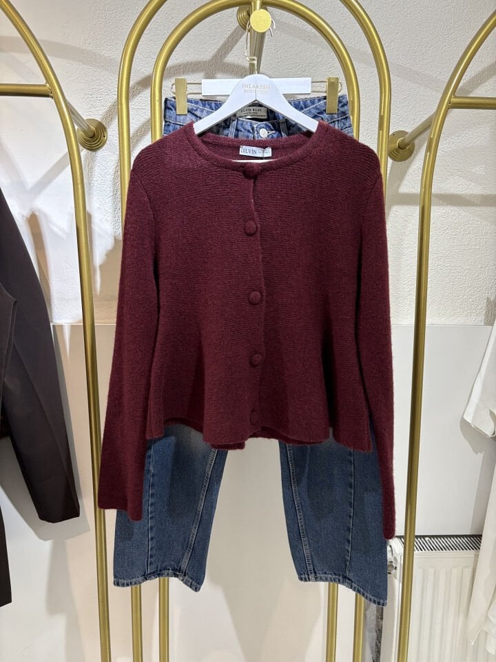 Yumuşak Dokulu Peplum Düğmeli Triko Hırka