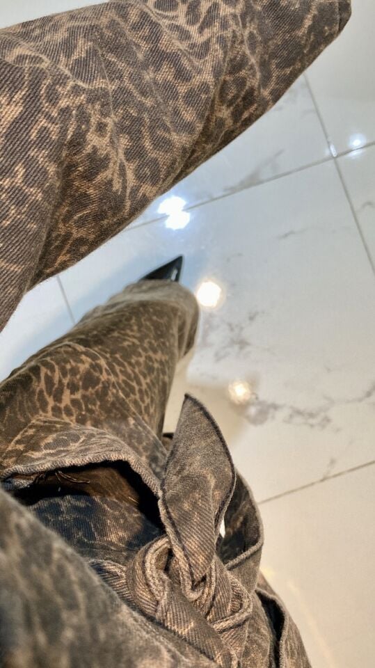 Leopar Desenli Kemerli Şık Takım – Modern ve Zarif İki Parça