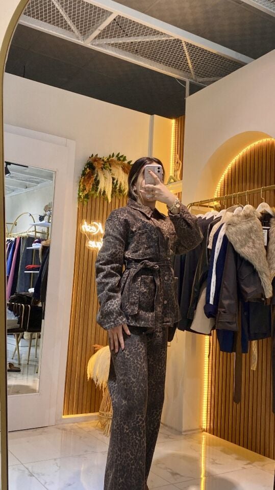 Leopar Desenli Kemerli Şık Takım – Modern ve Zarif İki Parça