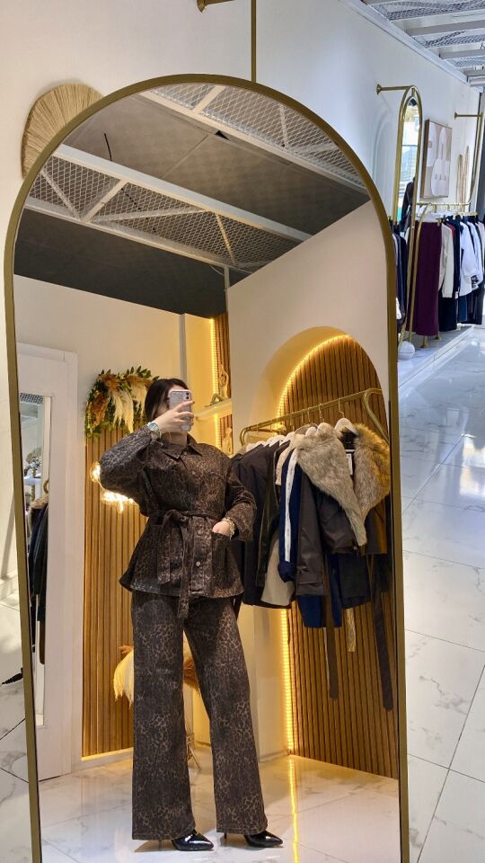 Leopar Desenli Kemerli Şık Takım – Modern ve Zarif İki Parça