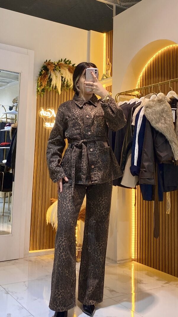 Leopar Desenli Kemerli Şık Takım – Modern ve Zarif İki Parça