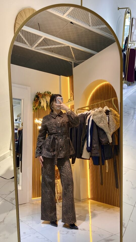 Leopar Desenli Kemerli Şık Takım – Modern ve Zarif İki Parça