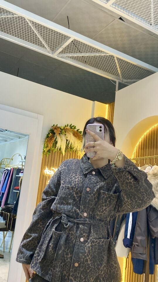 Leopar Desenli Kemerli Şık Takım – Modern ve Zarif İki Parça