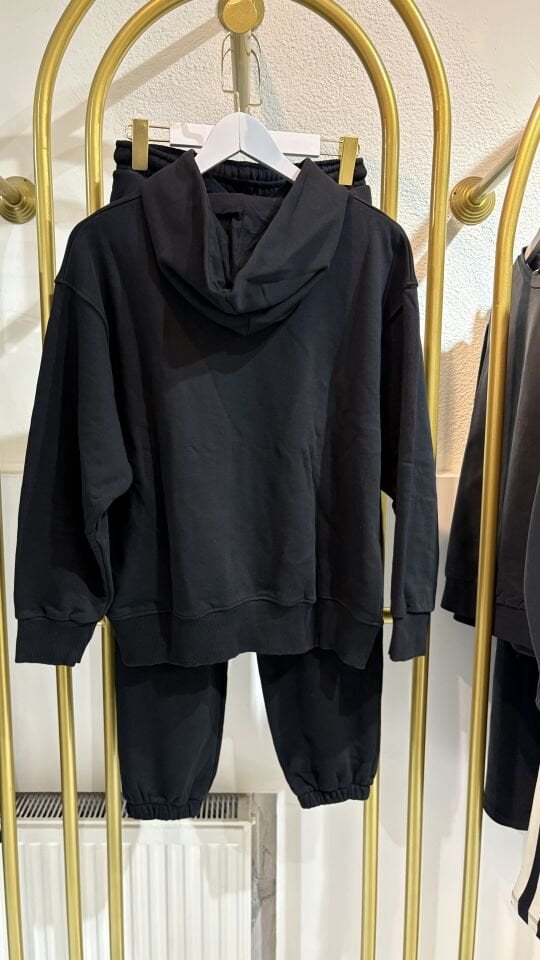 Siyah 2 İplik Kapüşonlu Eşofman Takımı – Rahat ve Şık Günlük Set