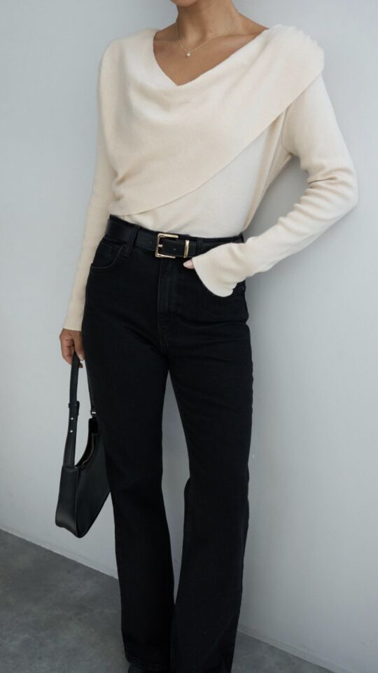 Vatkalı Degaje Yaka Zarif Triko Bluz – Yumuşak Dokulu