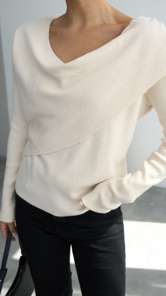 Vatkalı Degaje Yaka Zarif Triko Bluz – Yumuşak Dokulu