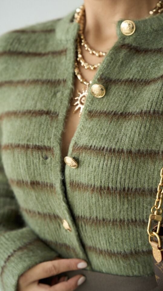 Çizgi Desenli Yumuşak Dokulu Standart Beden Hırka – Düğme Detaylı