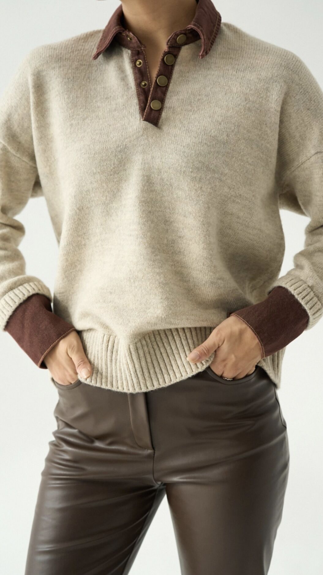 Kontrast Yaka Detaylı Düğmeli Triko Kazak