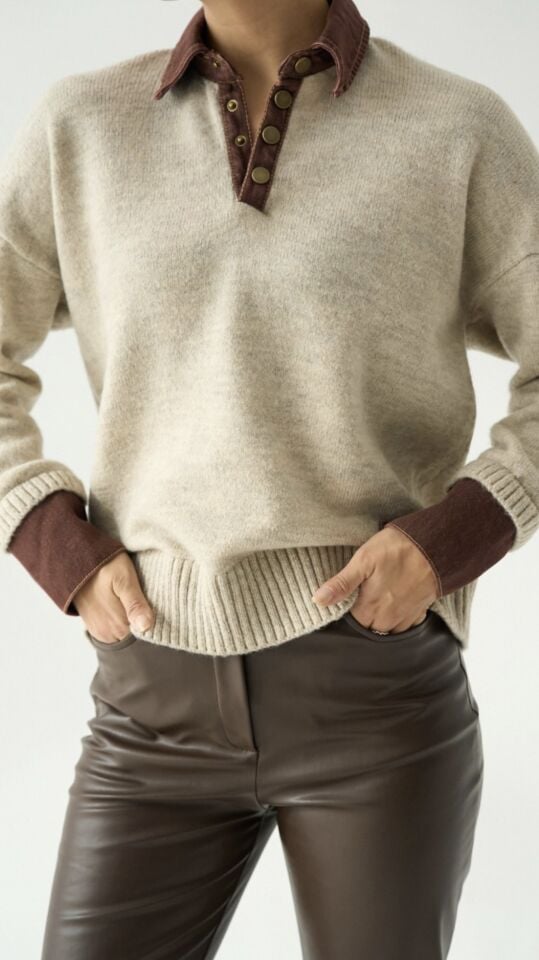 Kontrast Yaka Detaylı Düğmeli Triko Kazak