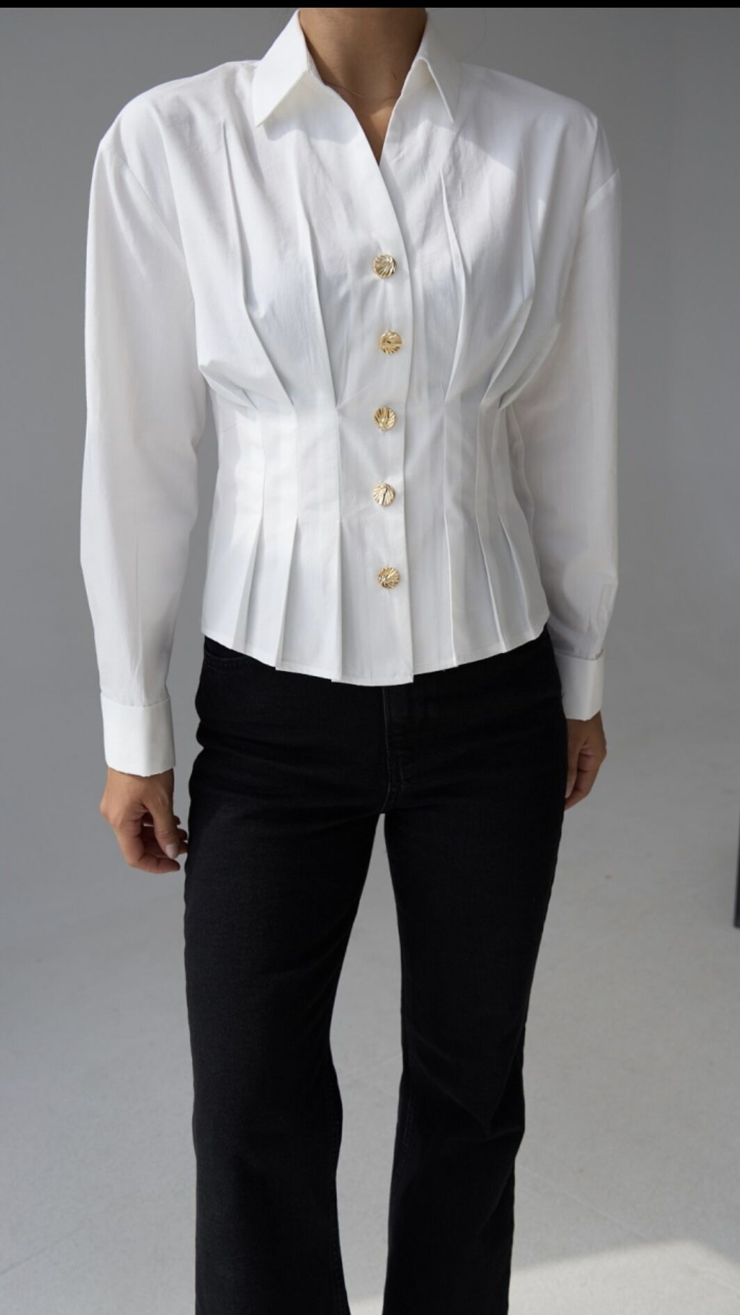 Beyaz Plise Detaylı Altın Düğmeli Şık Gömlek