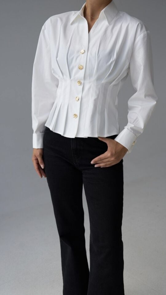 Beyaz Plise Detaylı Altın Düğmeli Şık Gömlek