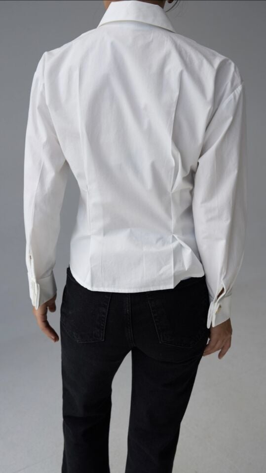 Beyaz Plise Detaylı Altın Düğmeli Şık Gömlek