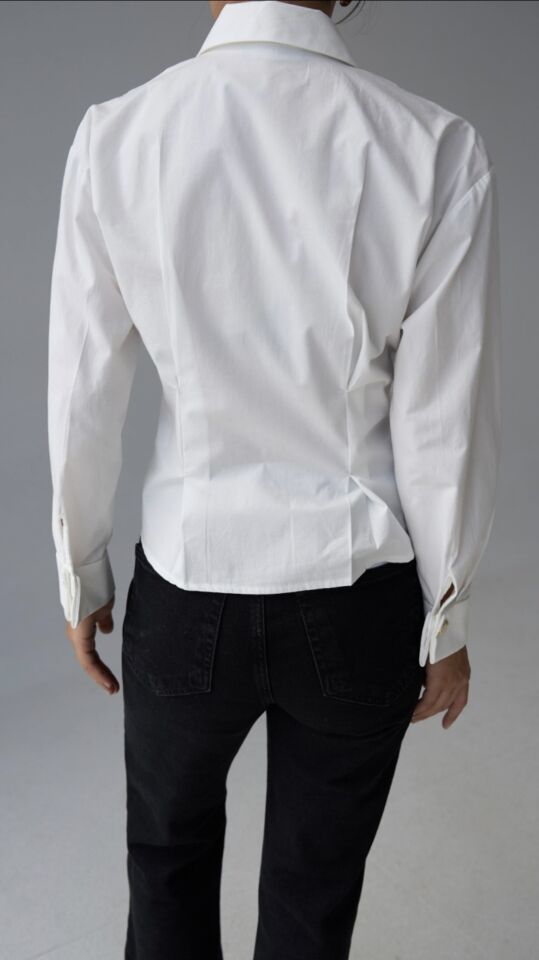 Beyaz Plise Detaylı Altın Düğmeli Şık Gömlek