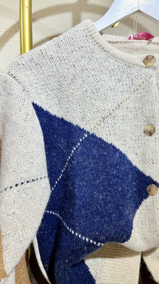 Geometrik Desenli Kalın Triko Hırka – Bej / Lacivert / Taba