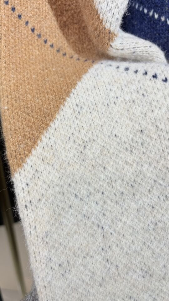 Geometrik Desenli Kalın Triko Hırka – Bej / Lacivert / Taba