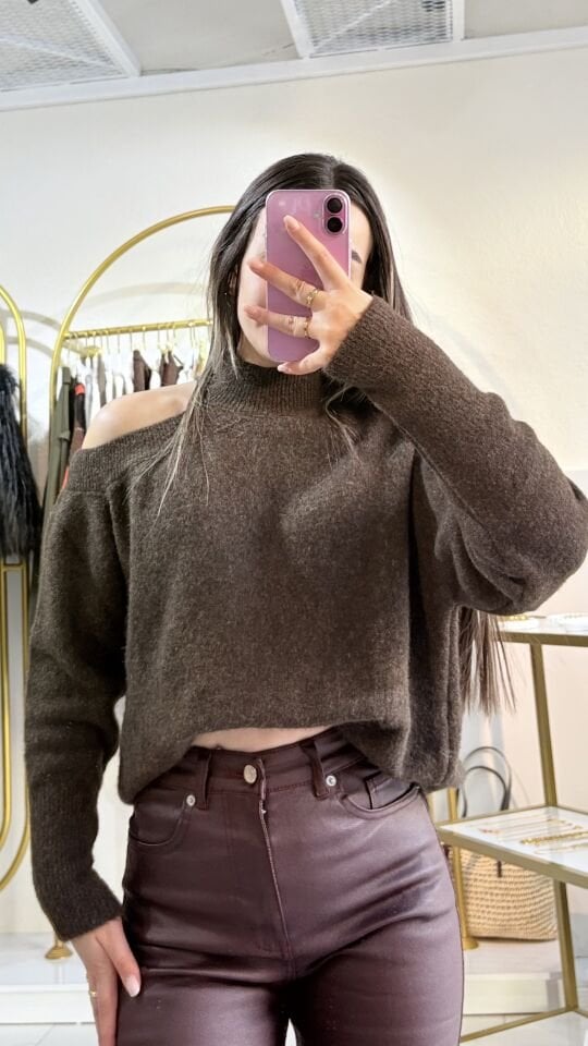 Omuz Dekolteli Yumuşak Dokulu Triko Kazak – Kahverengi