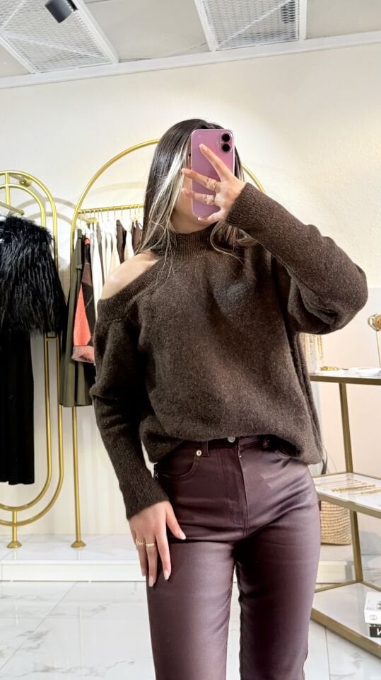 Omuz Dekolteli Yumuşak Dokulu Triko Kazak – Kahverengi