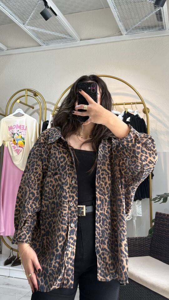DÜŞÜK OMUZLU OVERSİZE LEOPAR GÖMLEK