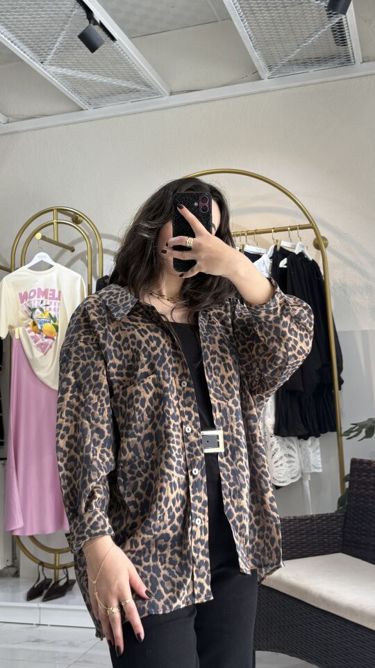 DÜŞÜK OMUZLU OVERSİZE LEOPAR GÖMLEK