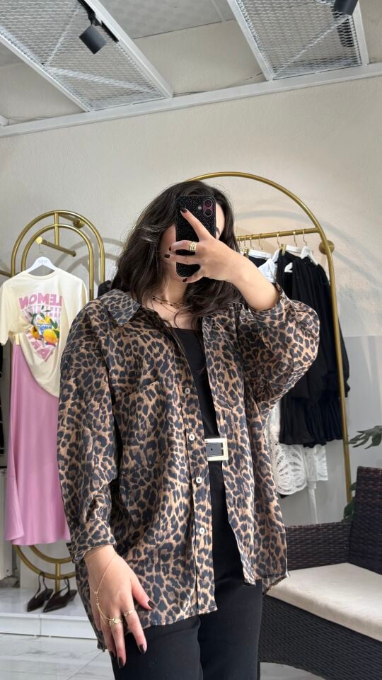 DÜŞÜK OMUZLU OVERSİZE LEOPAR GÖMLEK